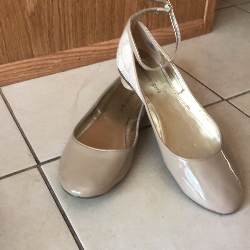 NWOT Madden tan flats - Picture 3 of 9